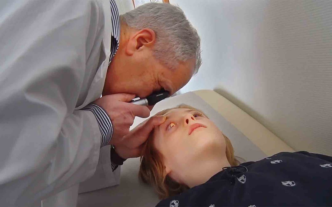 Hva bør legen gjøre for å undersøke barn med hodepine?